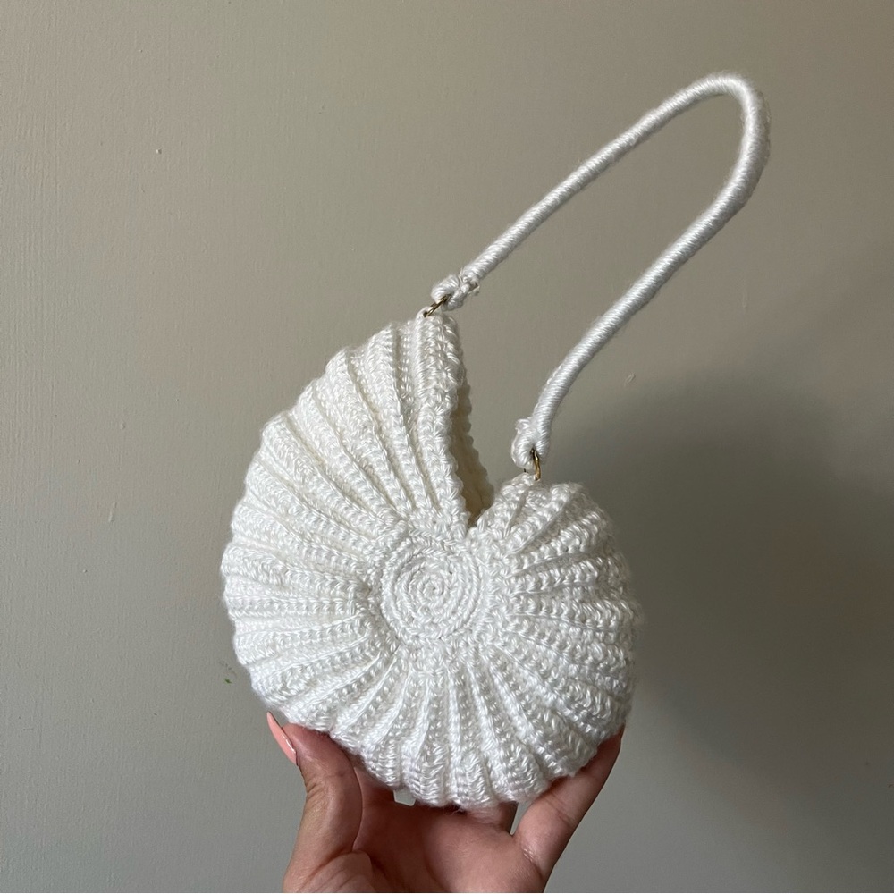 Small White Shell-Shaped Bag - Picture 3 of 5